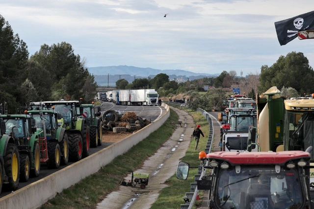 Протестующие испанские фермеры перекрыли трассу на границе с Францией - ВИДЕО